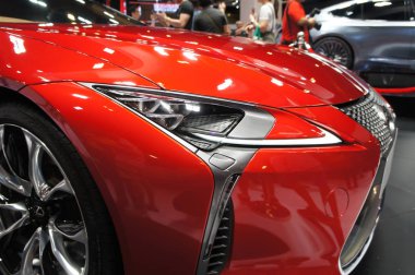 Kuala Lumpur, Malezya-23 Kasım 2018: Modern araba Far fütüristik tasarımı ile. Özellikle geceleri için sürücü yeterli visual vermek için tasarlanmış.    