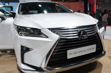 Kuala Lumpur, Malezya-23 Kasım 2018: Modern araba Far fütüristik tasarımı ile. Özellikle geceleri için sürücü yeterli visual vermek için tasarlanmış.    
