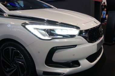 Kuala Lumpur, Malezya-23 Kasım 2018: Modern araba Far fütüristik tasarımı ile. Özellikle geceleri için sürücü yeterli visual vermek için tasarlanmış.    