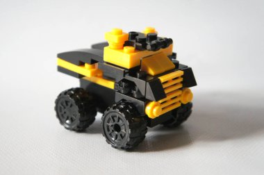 Seçili bir oyuncak kamyon sarı ve siyah plastik bloğunu yapılan odaklı.