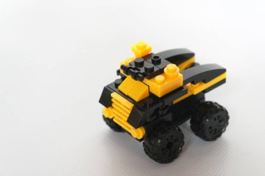 Seçili bir oyuncak kamyon sarı ve siyah plastik bloğunu yapılan odaklı.