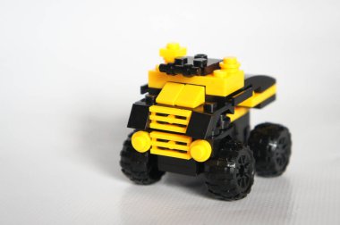 Seçili bir oyuncak kamyon sarı ve siyah plastik bloğunu yapılan odaklı.