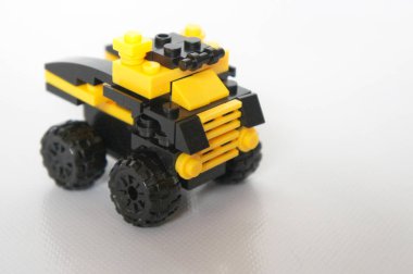 Seçili bir oyuncak kamyon sarı ve siyah plastik bloğunu yapılan odaklı.