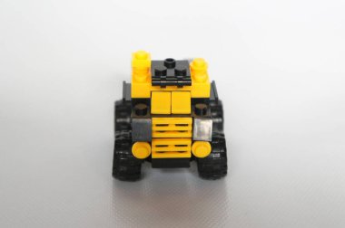 Seçili bir oyuncak kamyon sarı ve siyah plastik bloğunu yapılan odaklı.