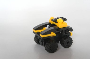 Seçili bir oyuncak kamyon sarı ve siyah plastik bloğunu yapılan odaklı.