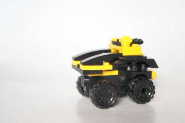 Seçili bir oyuncak kamyon sarı ve siyah plastik bloğunu yapılan odaklı.