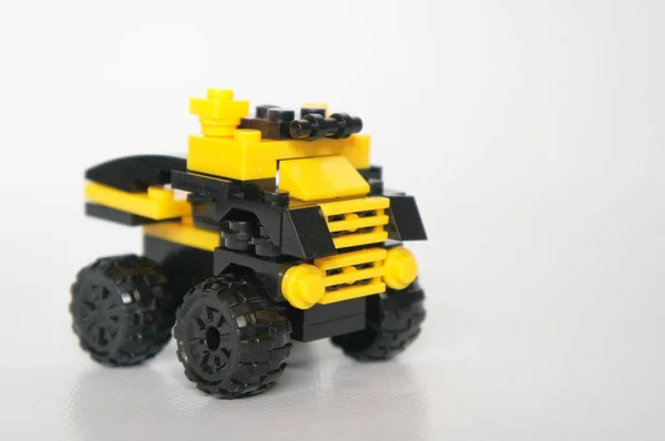 Selecionado Focado Caminhão Brinquedo Feito Bloco Plástico Amarelo Preto — Fotografia de Stock