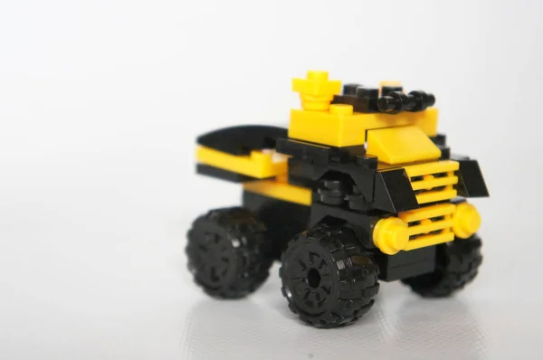 Seleccionado Enfocado Camión Juguete Hecho Bloque Plástico Amarillo Negro — Foto de Stock