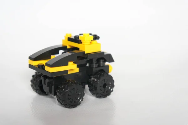 选定了一辆黄色和黑色塑料块玩具卡车 — 图库照片