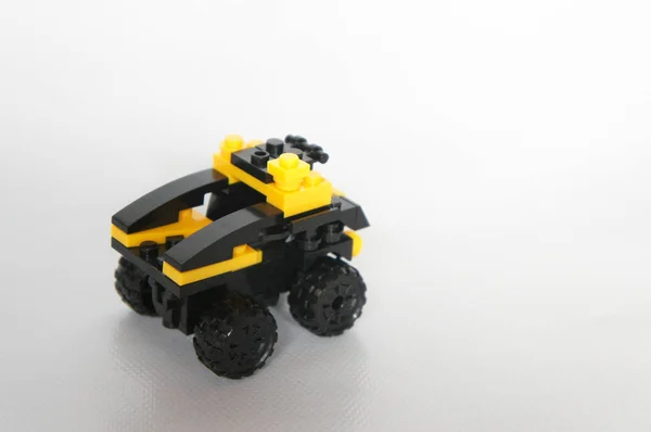 Kiválasztott Középpontjában Egy Játék Teherautó Arról Sárga Fekete Műanyag Blokk — Stock Fotó