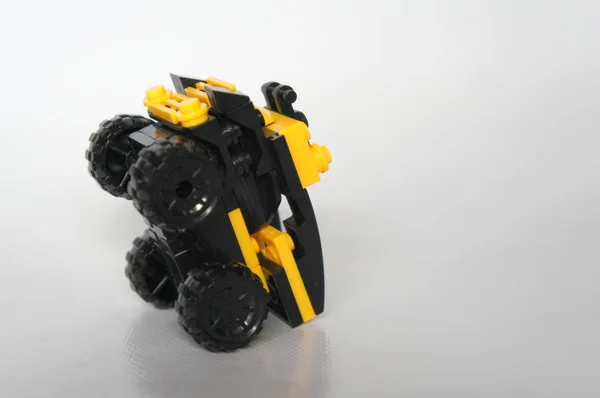 Seleccionado Enfocado Camión Juguete Hecho Bloque Plástico Amarillo Negro — Foto de Stock