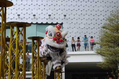 Kuala Lumpur, Malezya-12 Şubat 2018: aslan dans performansı sırasında Çin yeni yıl Festival. Beri Çince tarafından geleneksel ve kültürel bir dans mıydı geçmiş. 