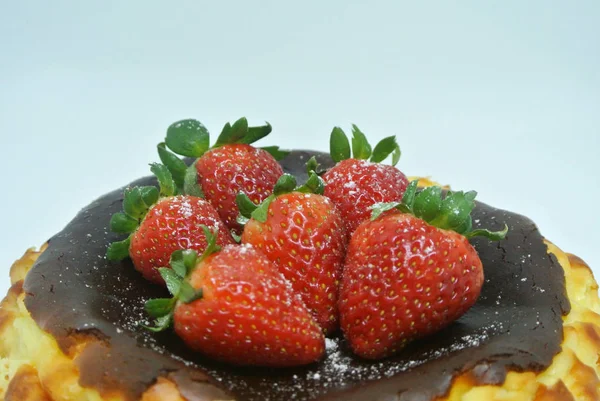 Βάσκων Καμένο Cheesecake Έξι Φράουλες Στην Κορυφή Απομονωμένα Λευκό Φόντο — Φωτογραφία Αρχείου
