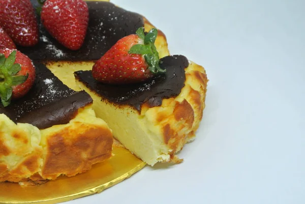 Bask Cheesecake Üst Altı Çilek Ile Yanmış Beyaz Arka Plan — Stok fotoğraf