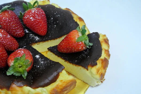 Bask Cheesecake Üst Altı Çilek Ile Yanmış Beyaz Arka Plan — Stok fotoğraf