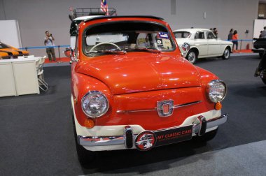 Kuala Lumpur, Malezya - 26 Kasım 2018: Vintage Araba Fiat 600d büyük galeride görüntülenen. Fiat 600d İtalya 1967 yılında yapılmış