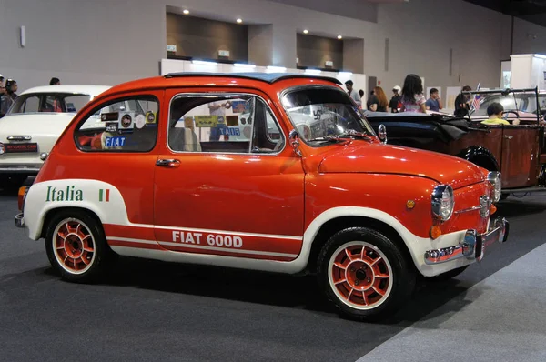 Kuala Lumpur, Malezya - 26 Kasım 2018: Vintage Araba Fiat 600d büyük galeride görüntülenen. Fiat 600d İtalya 1967 yılında yapılmış