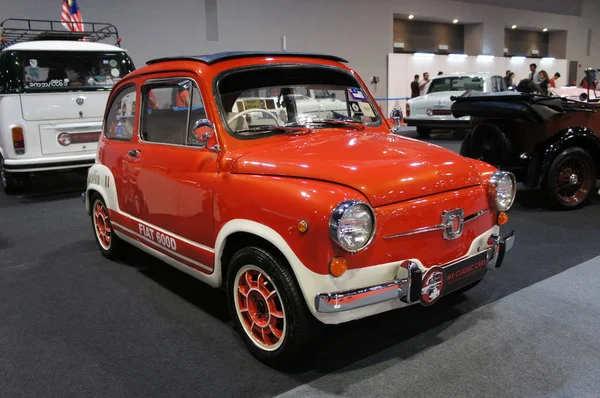 Kuala Lumpur, Malezya - 26 Kasım 2018: Vintage Araba Fiat 600d büyük galeride görüntülenen. Fiat 600d İtalya 1967 yılında yapılmış