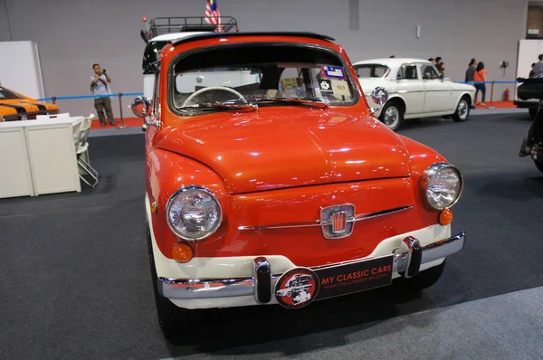 Kuala Lumpur, Malezya - 26 Kasım 2018: Vintage Araba Fiat 600d büyük galeride görüntülenen. Fiat 600d İtalya 1967 yılında yapılmış