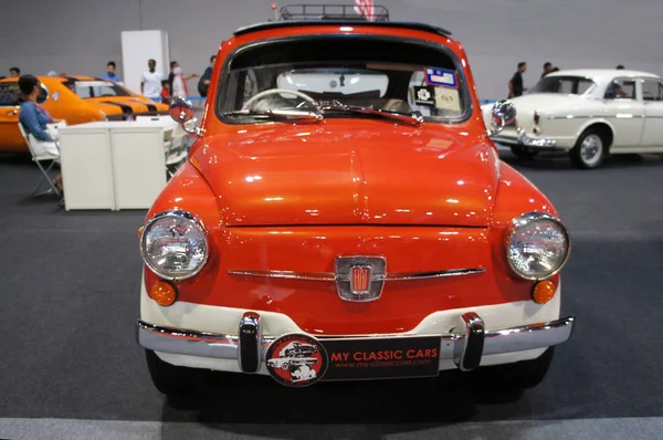 Kuala Lumpur, Malezya - 26 Kasım 2018: Vintage Araba Fiat 600d büyük galeride görüntülenen. Fiat 600d İtalya 1967 yılında yapılmış