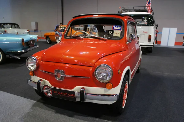 Kuala Lumpur, Malezya - 26 Kasım 2018: Vintage Araba Fiat 600d büyük galeride görüntülenen. Fiat 600d İtalya 1967 yılında yapılmış