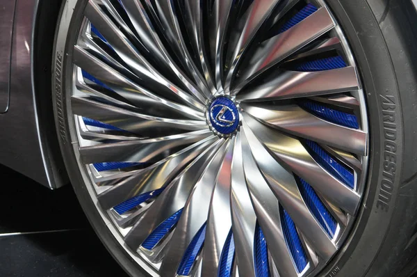 Kuala Lumpur, Malezya-23 Kasım 2018: seçili üzerinde duruldu araba spor jant lastik ile. 