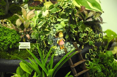 Kuala Lumpur, Malezya-28 Mart 2018: küçük bitki ve diğer malzeme yapılmış minyatür Bahçe. Yaratıcı tasarımcılar formu muhteşem sahne göre düzenlenmiş. 