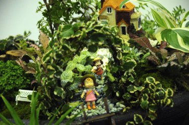 Kuala Lumpur, Malezya-28 Mart 2018: küçük bitki ve diğer malzeme yapılmış minyatür Bahçe. Yaratıcı tasarımcılar formu muhteşem sahne göre düzenlenmiş. 