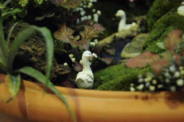 Kuala Lumpur, Malezya-28 Mart 2018: küçük bitki ve diğer malzeme yapılmış minyatür Bahçe. Yaratıcı tasarımcılar formu muhteşem sahne göre düzenlenmiş. 