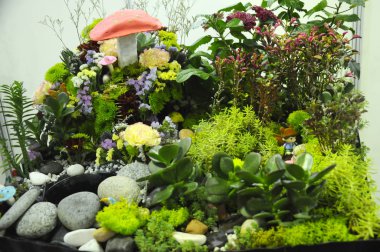 Kuala Lumpur, Malezya-28 Mart 2018: küçük bitki ve diğer malzeme yapılmış minyatür Bahçe. Yaratıcı tasarımcılar formu muhteşem sahne göre düzenlenmiş. 