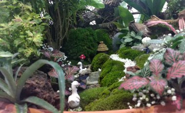 Kuala Lumpur, Malezya-28 Mart 2018: küçük bitki ve diğer malzeme yapılmış minyatür Bahçe. Yaratıcı tasarımcılar formu muhteşem sahne göre düzenlenmiş. 