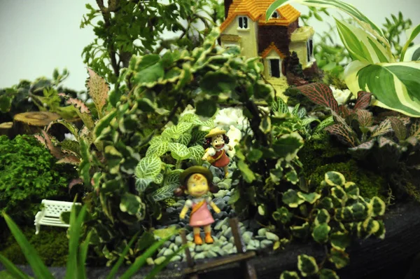 Kuala Lumpur, Malezya-28 Mart 2018: küçük bitki ve diğer malzeme yapılmış minyatür Bahçe. Yaratıcı tasarımcılar formu muhteşem sahne göre düzenlenmiş. 