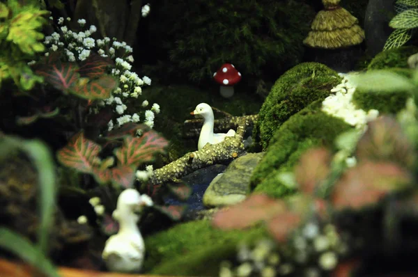 Kuala Lumpur, Malezya-28 Mart 2018: küçük bitki ve diğer malzeme yapılmış minyatür Bahçe. Yaratıcı tasarımcılar formu muhteşem sahne göre düzenlenmiş. 