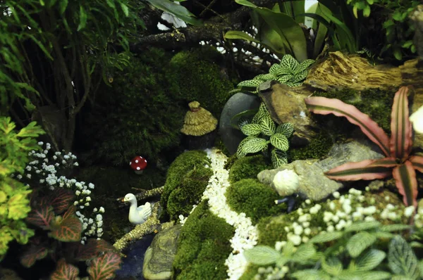 Kuala Lumpur, Malezya-28 Mart 2018: küçük bitki ve diğer malzeme yapılmış minyatür Bahçe. Yaratıcı tasarımcılar formu muhteşem sahne göre düzenlenmiş. 