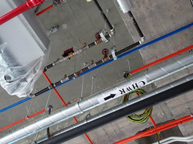 Kuala Lumpur, Malezya-Haziran 18:2018: soğutucu borular ve diğer hizmetleri borular nakli ve inşaat sahasında tavan seviyesinden yüklü Kanali.  