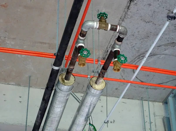 马来西亚吉隆坡 2018年6月18日 施工现场天花板上方安装冷水机组管道和其他服务管道管道及集群 — 图库照片