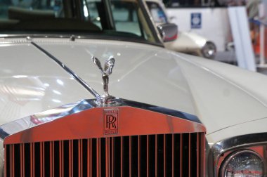 Kuala Lumpur, Malezya-23 Kasım 2019: Modern Klasik Otomobil model Rolls Royce gölge büyük showroom görüntülenen II. 1978 yılında İngiltere'de üretilen. 
