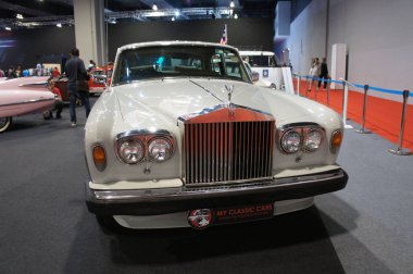Kuala Lumpur, Malezya-23 Kasım 2019: Modern Klasik Otomobil model Rolls Royce gölge büyük showroom görüntülenen II. 1978 yılında İngiltere'de üretilen. 