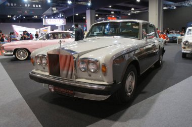 Kuala Lumpur, Malezya-23 Kasım 2019: Modern Klasik Otomobil model Rolls Royce gölge büyük showroom görüntülenen II. 1978 yılında İngiltere'de üretilen. 
