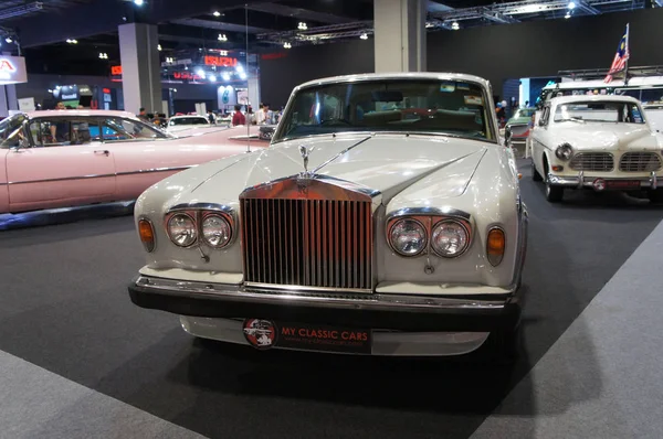 Kuala Lumpur, Malezya-23 Kasım 2019: Modern Klasik Otomobil model Rolls Royce gölge büyük showroom görüntülenen II. 1978 yılında İngiltere'de üretilen. 