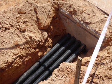 Kuala Lumpur, Malezya-12 Eylül 2018: yeraltı yardımcı programı ve Hizmetleri boru koydu işçiler inşaat sahasında siperlerde tarafından. Hala devam eden boru montajı.    