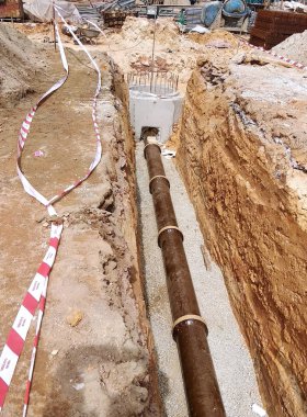 Kuala Lumpur, Malezya-12 Eylül 2018: yeraltı yardımcı programı ve Hizmetleri boru koydu işçiler inşaat sahasında siperlerde tarafından. Hala devam eden boru montajı.    