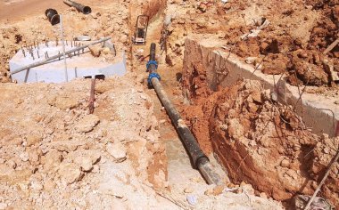 Kuala Lumpur, Malezya-12 Eylül 2018: yeraltı yardımcı programı ve Hizmetleri boru koydu işçiler inşaat sahasında siperlerde tarafından. Hala devam eden boru montajı.    