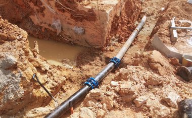 Kuala Lumpur, Malezya-12 Eylül 2018: yeraltı yardımcı programı ve Hizmetleri boru koydu işçiler inşaat sahasında siperlerde tarafından. Hala devam eden boru montajı.    