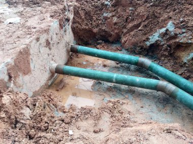 Kuala Lumpur, Malezya-12 Eylül 2018: yeraltı yardımcı programı ve Hizmetleri boru koydu işçiler inşaat sahasında siperlerde tarafından. Hala devam eden boru montajı.    