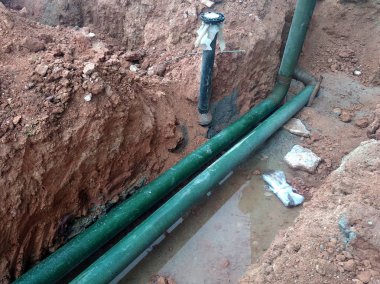 Kuala Lumpur, Malezya-12 Eylül 2018: yeraltı yardımcı programı ve Hizmetleri boru koydu işçiler inşaat sahasında siperlerde tarafından. Hala devam eden boru montajı.    
