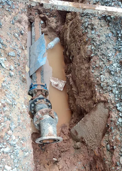 クアラルンプール マレーシア 2018 トレンチ工事現場の労働者によって置かれた地下ユーティリティとサービスのパイプ まだ進行中のパイプのインストール — ストック写真