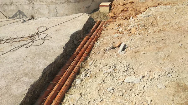 马来西亚吉隆坡 2018年9月12日 工人在建筑工地战壕中铺设的地下公用设施和服务管道 管道的安装仍在进行中 — 图库照片