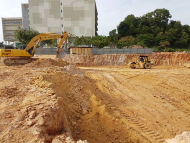 Kuala Lumpur, Malezya-16 Şubat 2017: kazı ve tarak makine ve diğer ağır inşaat makine inşaat alanındaki kullanarak zemin tesviye çalışmaları.   