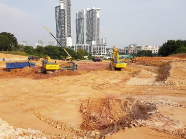 Kuala Lumpur, Malezya-16 Şubat 2017: kazı ve tarak makine ve diğer ağır inşaat makine inşaat alanındaki kullanarak zemin tesviye çalışmaları.   